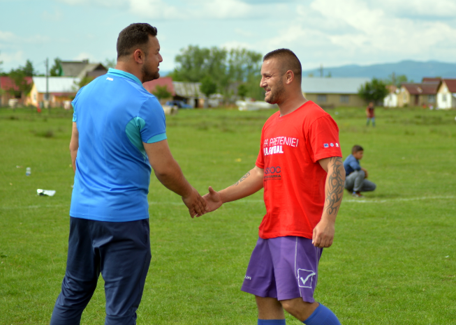 Români și romi din Finteușu Mic au participat la prima ediție a Cupei Prieteniei la fotbal