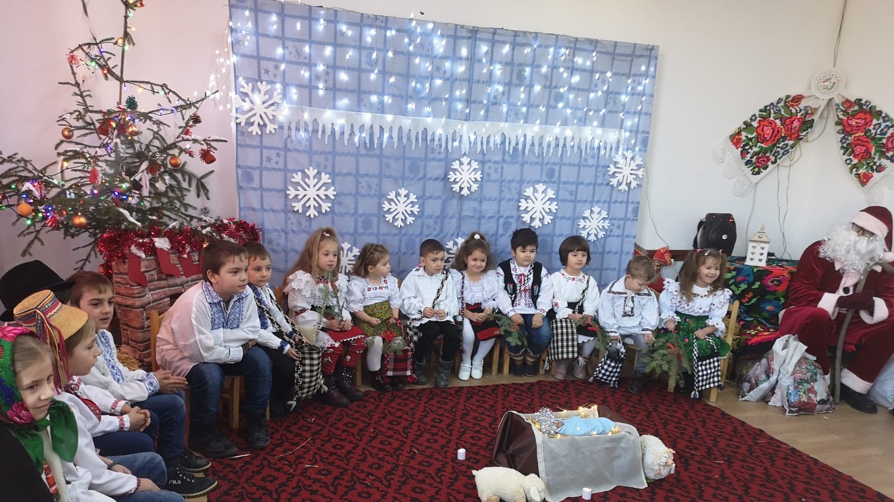 Luna decembrie a venit cu daruri și colinde la copiii din Remetea Chioarului