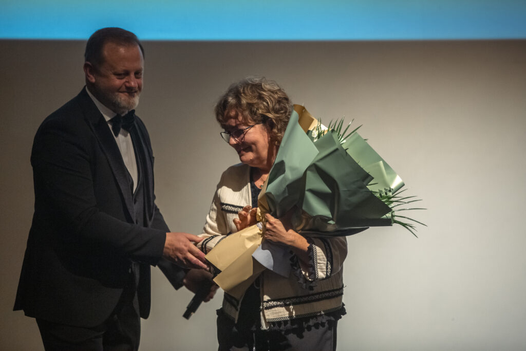 Simona MIHUȚIU, dramaturg / ASSOC, 30 de ani cu fapte bune - spectacol aniversar, 21 noiembrie 2025, Teatrul Municipal Baia Mare